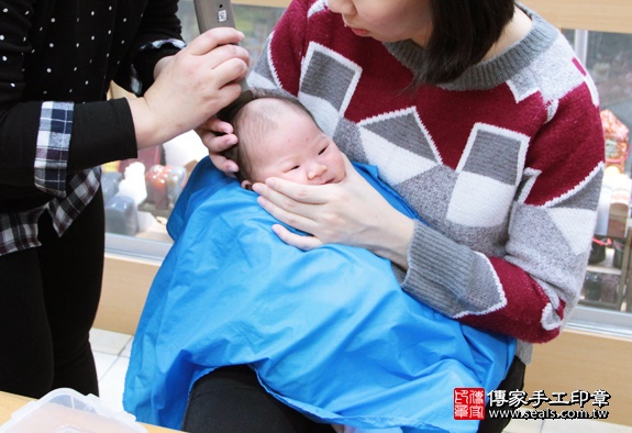 剃胎毛、滿月剃頭、嬰兒剃頭、嬰兒理髮、嬰兒剃髮、嬰兒剃胎毛、嬰兒滿月剃頭、寶寶剃頭、剃胎毛儀式、剃胎毛吉祥話、滿月剃頭儀式、滿月剃頭吉祥話、寶寶剃胎毛、寶寶滿月剃頭理髮、新北永和區剃胎毛、新北永和區滿月剃頭、新北永和區嬰兒剃頭剃胎毛、新北永和區嬰兒理髮、新北永和區嬰兒剃髮、徐寶寶(新北永和區嬰兒寶寶滿月剃頭理髮、免費嬰兒剃胎毛儀式吉祥話)。中國風會場，爸媽寶貝免費穿「日中韓」古裝禮服。專業拍照、DVD光碟、證書。★購買「臍帶章、肚臍章、胎毛筆刷印章」贈送：剃頭、收涎、抓周，三選一。2016.01.16 照片17